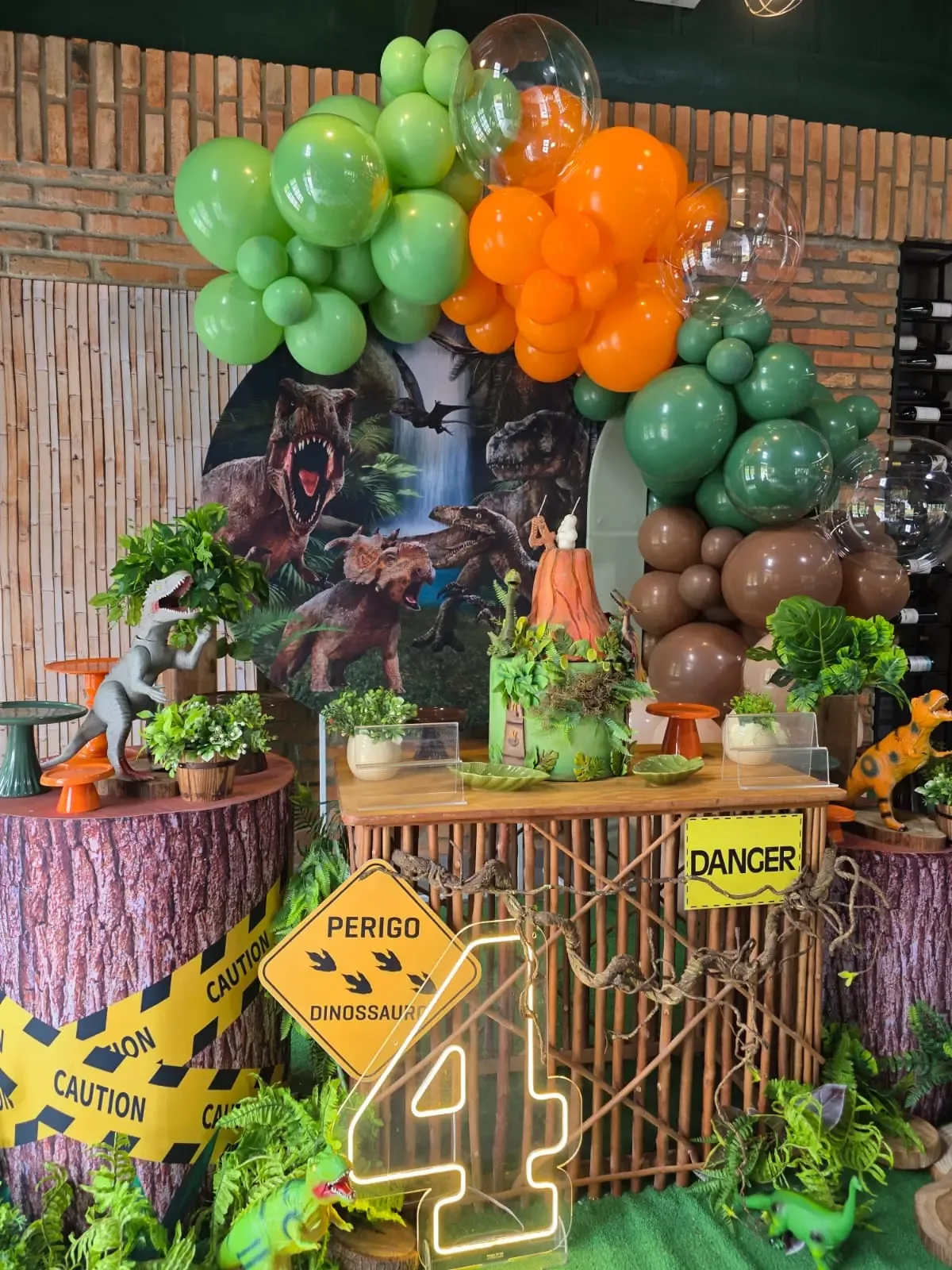 Decoração de festa com tema Dinossauros, balões e detalhes coloridos